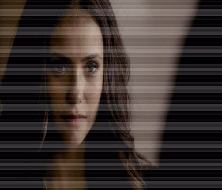 — # Zâmbește în colțul gurii când îi simte privirea pe buzele ei, iar - 01 x welcome to mystic falls