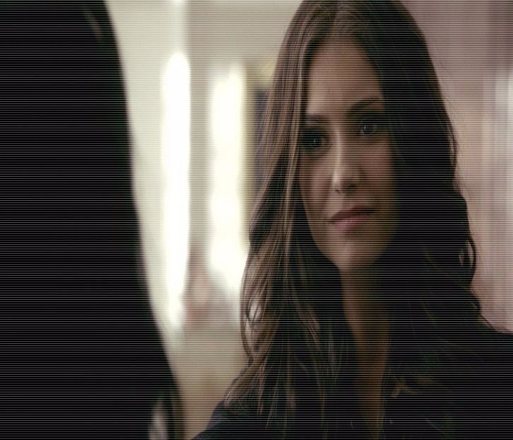 — # Își ridică scurt ochii din carte când îi aude replica și-și - 01 x welcome to mystic falls