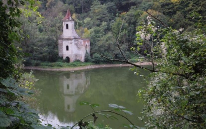 6 - ALEGE-TI O POZA LIBERA CU CASTELUL BANTUIT SA ITI PUN NUMELE TAU DE CONT LA EA