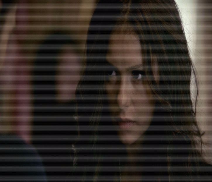 — Hmm # Își ia bărbia între degetul mare și degetul arătător prefăcându-se că - 01 x welcome to mystic falls