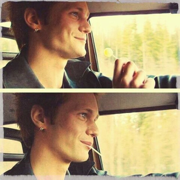 ╬ ﻉ√٥ﺎ; #intru in casa cu o acadea in gura si merg catre living zambind larg, observ ca nu e nimeni - 02 x we talked and it was epic