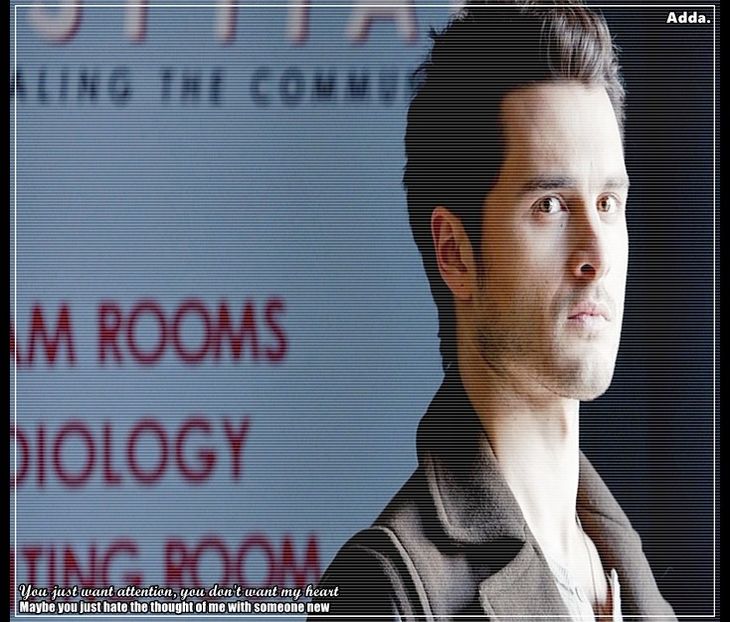 》*intră în club și se așează la bar, privind în jur fiecare om în parte, căutând o victimă* - enjoy music at mystic club