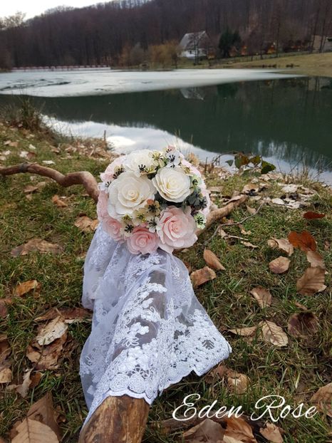 received_1680615038697660 - Flori de hartie