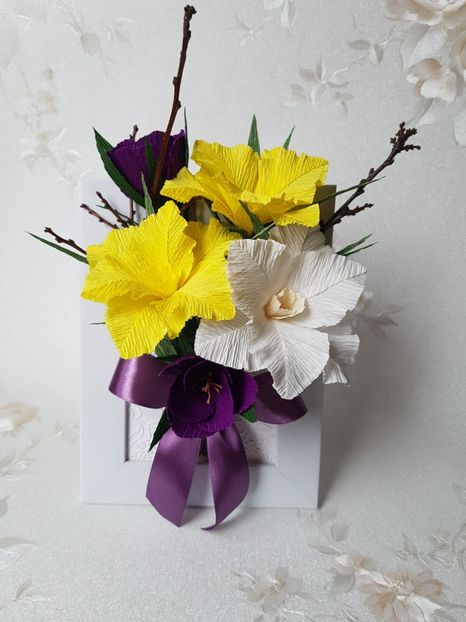 received_1675763649182799 - Flori de hartie