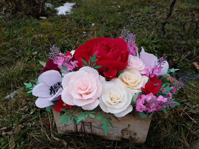 received_1674601172632380 - Flori de hartie