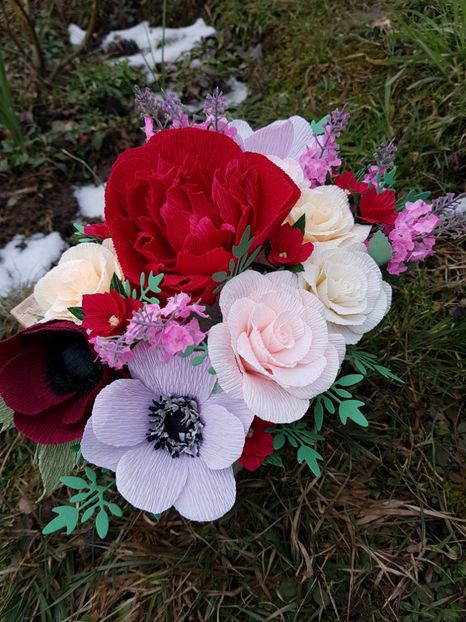 received_1674601262632371 - Flori de hartie