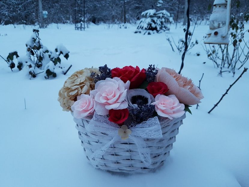 received_1671911882901309 - Flori de hartie