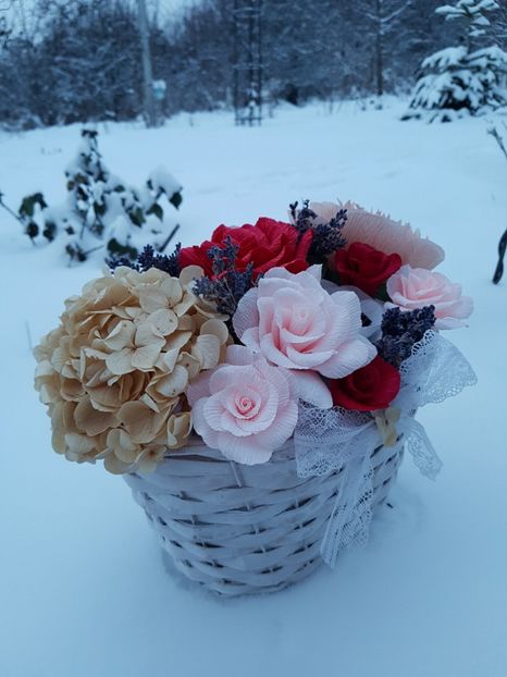 received_1671911942901303 - Flori de hartie