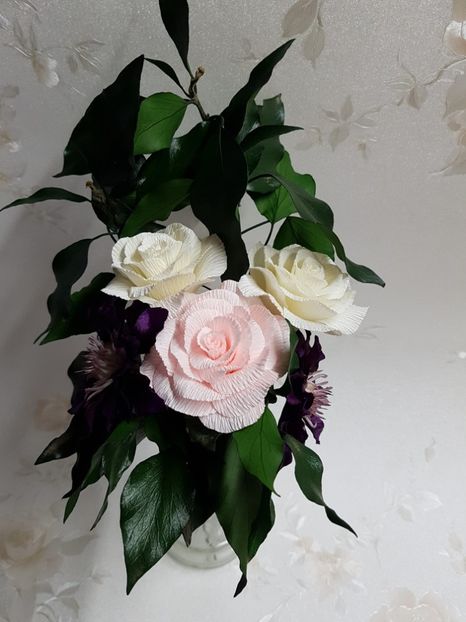 received_1661111400648024 - Flori de hartie