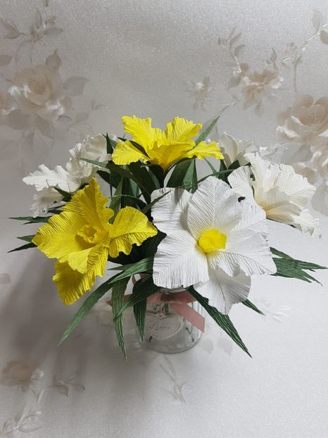 received_1646449275447570 - Flori de hartie