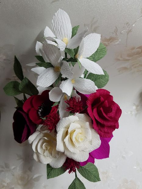 received_1627134850712346 - Flori de hartie