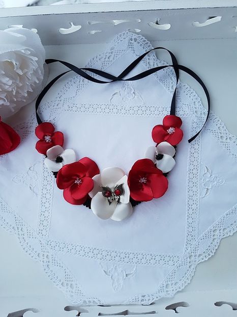 received_1627967040629127 - Coliere cu flori textile