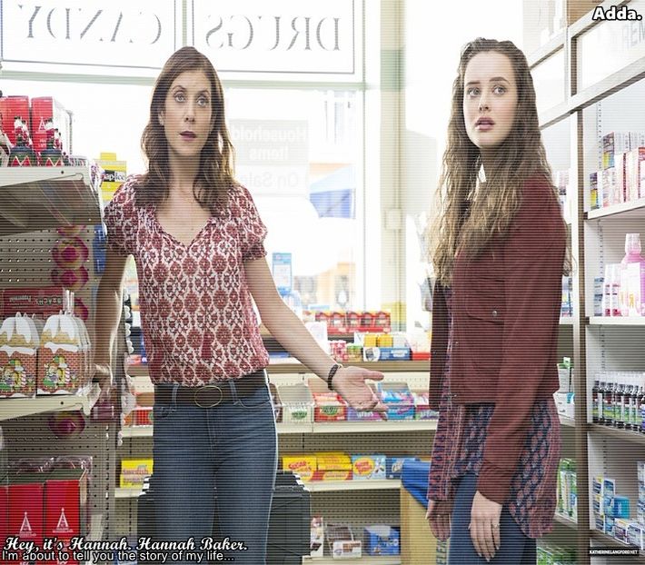 - *Intră în casă bând un Frappucino. Se oprește în mijlocul sufrageriei scriind ceva pe telefon, + - S01xE01 Noi de aici nu plecăm - nu plecăm acasă