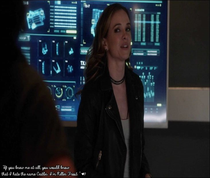 ☠ϟ .ʞıๅๅǝɹ Ŧг๏รt ☕ ☂.  [cl] [#vine din camera ei bând dintr-o sticlă în timp ce coboară scările - S01xE01 Noi de aici nu plecăm - nu plecăm acasă