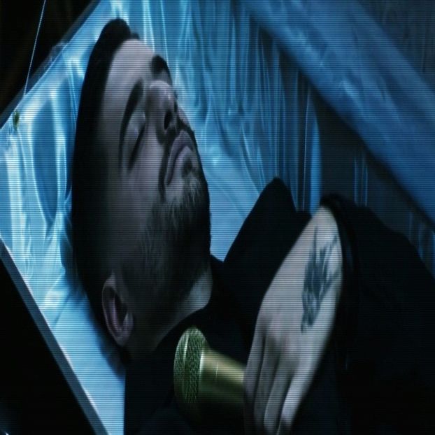 — ˣɢʟoʀʏ ☽ ♡ ┊ O urmăresc cu privirea pe Dani și când revine lângă mine cu sticla schițez - S01xE01 Noi de aici nu plecăm - nu plecăm acasă