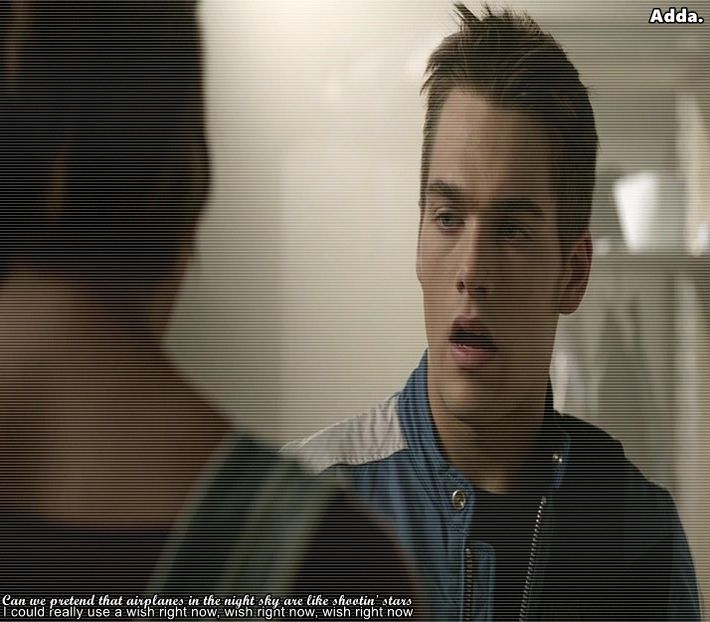 - Cam așa ceva.*Rânjește la ea și ridică sticla-n aer* - S01xE01 Noi de aici nu plecăm - nu plecăm acasă