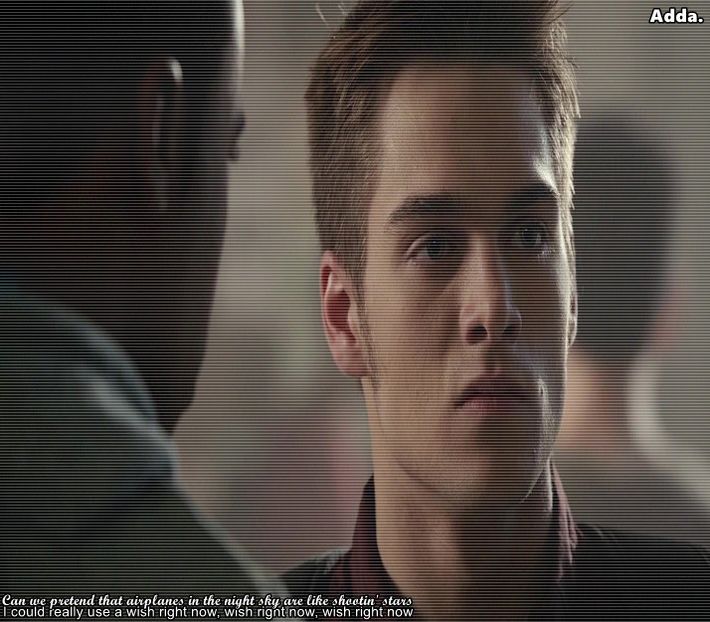 - *Mă uit dezamăgit la ele* Dar de ceeeee? Promit că nu mai spun la nimeni... =))))) - S01xE01 Noi de aici nu plecăm - nu plecăm acasă