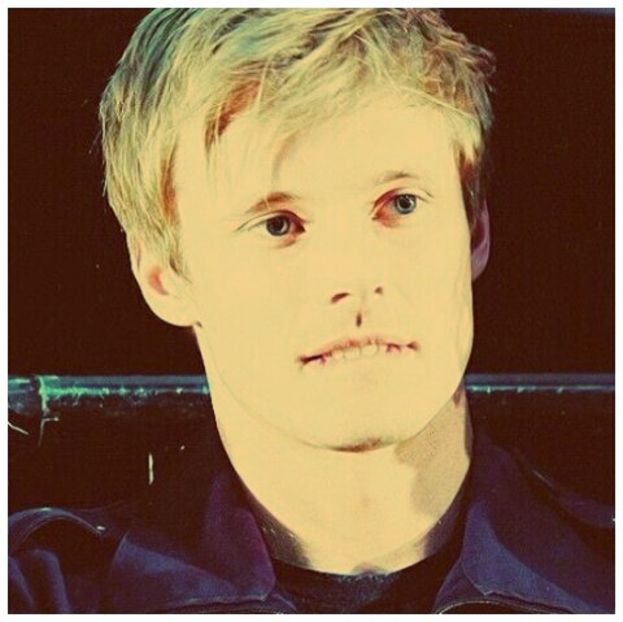 ╬┇ [intru in casa si merg catre living a lene si ma trantesc pe fotoliu] - S01xE01 Noi de aici nu plecăm - nu plecăm acasă