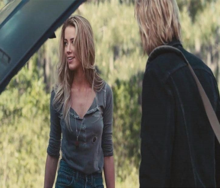 ─ # Vin din bucătărie, având un bol cu alune în mână și mă îndrept spre canapea - S01xE01 Noi de aici nu plecăm - nu plecăm acasă