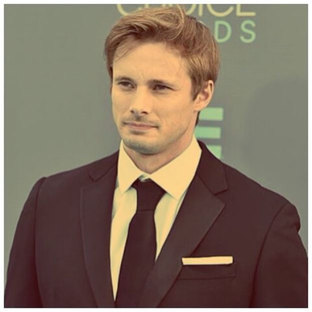 ╬┇ Merit o altfel de rasplata. [imi duc degetul pe obraz pentru ai indica ce trebuie sa faca si - S01xE01 Noi de aici nu plecăm - nu plecăm acasă