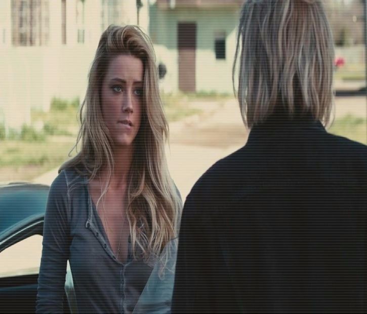 ─ Mhm.. # Îl privesc și-mi las capul într-o parte, apoi îmi lipsesc buzele pe obrazul - S01xE01 Noi de aici nu plecăm - nu plecăm acasă