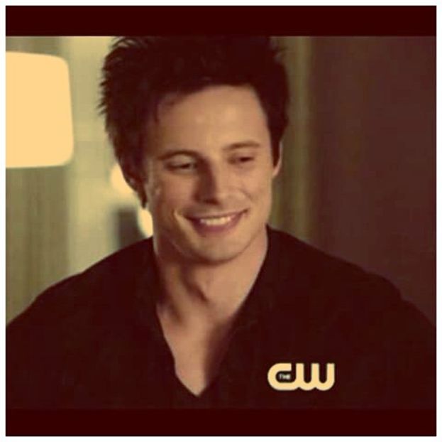 ╬┇ Nu ai specificat unde sa te pup. [ranjesc, dupa care ma fac ca imi lipesc buzele de ale ei, dar - S01xE01 Noi de aici nu plecăm - nu plecăm acasă