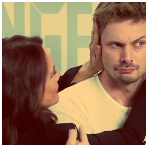 ╬┇ Nu de alta, dar urmeaza sa ma pupi tu, dasta am schimbat. [zambesc larg si o privesc dand din - S01xE01 Noi de aici nu plecăm - nu plecăm acasă