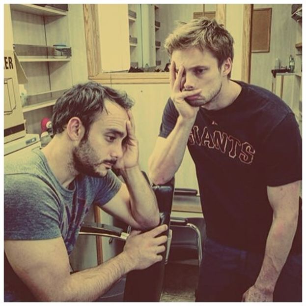 ╬┇ Asta e bine, inseamna ca nu ma voi trezii cu o palma peste ochii cum se intampla de obicei. Voi - S01xE01 Noi de aici nu plecăm - nu plecăm acasă