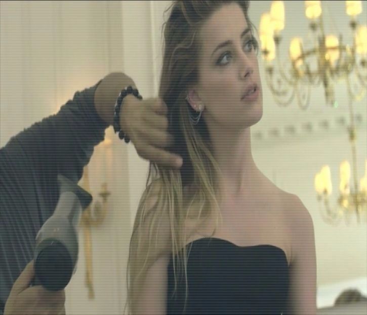 ─ Păi, eu nu sunt ca toate femeile, n-am de ce să te pleznesc când tu doar m-ai sărutat pe - S01xE01 Noi de aici nu plecăm - nu plecăm acasă