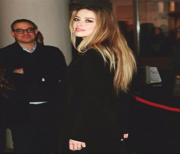 ─ Oh, nu cred că ar avea cineva curajul să întreacă limitele cu mine. # Rânjesc și-i fac cu - S01xE01 Noi de aici nu plecăm - nu plecăm acasă