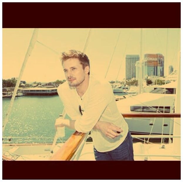 ╬┇ Asta e bine pentru tine, love. [ma ridic si merg catre geam, apoi ma intorc cu fata catre ea si - S01xE01 Noi de aici nu plecăm - nu plecăm acasă