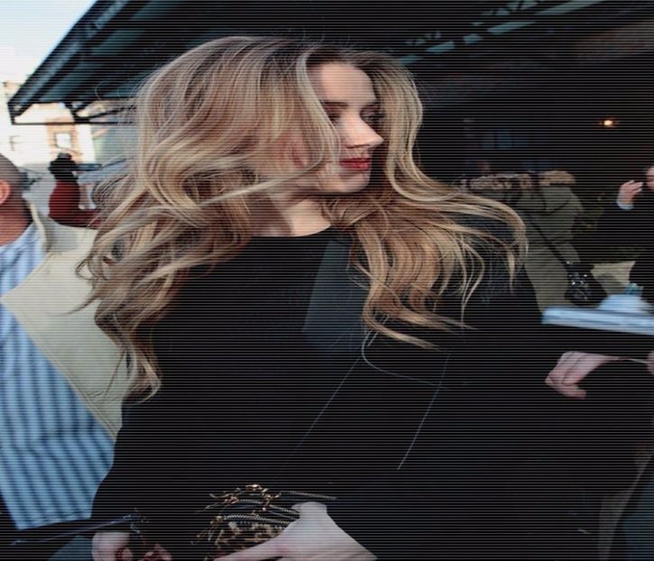 ─ # Îmi dau ochii peste cap și mă ridic de pe canapea, îndreptându-mă lent spre el. Uite, acum vreau - S01xE01 Noi de aici nu plecăm - nu plecăm acasă