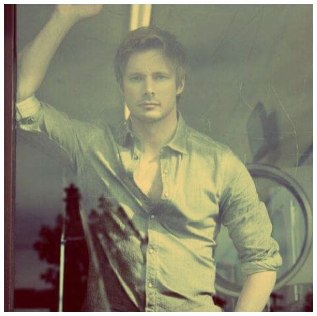 ╬┇ [ma uit catre picioarele ei si ma holbez practic muscandu-mi buza inferioara, dupa care imi - S01xE01 Noi de aici nu plecăm - nu plecăm acasă