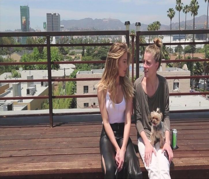 ─ # Zâmbesc în colțul gurii atunci când îmi admiră picioarele, oftând scurt apoi. - S01xE01 Noi de aici nu plecăm - nu plecăm acasă