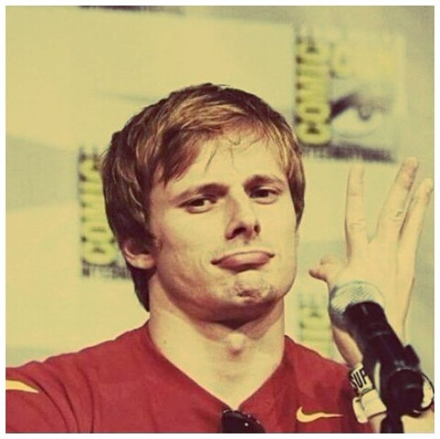 ╬┇ [ma abtin din a comenta si a fi din nou direct, moment in care imi mut privirea intr-o parte si - S01xE01 Noi de aici nu plecăm - nu plecăm acasă