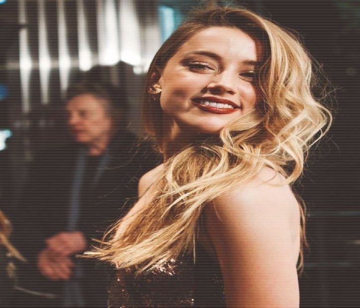 ─ # Mă așez lângă el și-mi sprijin o mână pe pervazul geamului și îmi las capul într-o - S01xE01 Noi de aici nu plecăm - nu plecăm acasă