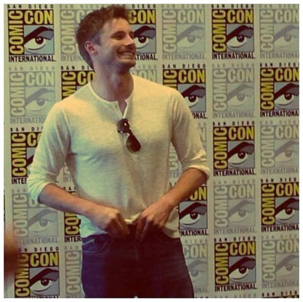 ╬┇ Nu ma misc de aici nici de-al dra;;cu. [imi duc mainile catre spate si ma prind cu ele de pervaz] - S01xE01 Noi de aici nu plecăm - nu plecăm acasă