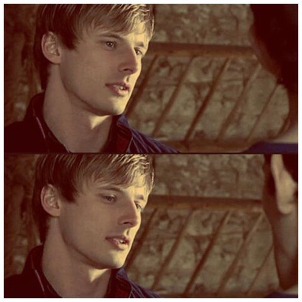 ╬┇ Vad asta. [imi las capul pe o parte si o musc usor de brat] - S01xE01 Noi de aici nu plecăm - nu plecăm acasă