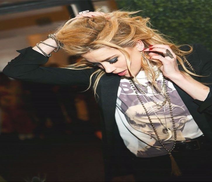 ─ Am mai multe feluri de joacă. # Chicotesc și-mi așez mâinile pe umerii lui, când acesta se - S01xE01 Noi de aici nu plecăm - nu plecăm acasă