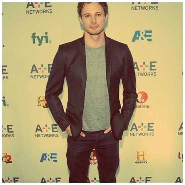 ╬┇ Poti explica modul de joaca respectiv. [o privesc zambind in continuare] - S01xE01 Noi de aici nu plecăm - nu plecăm acasă