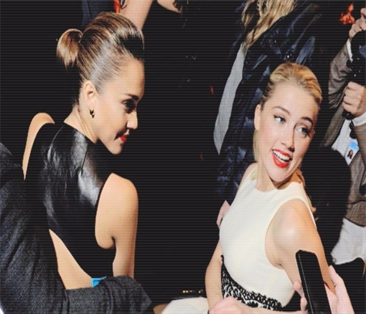 ─ # Pufnesc și mă uit în direcția opusă. Nu sunt timidă, dar nu vreau să-ți spun modurile mele - S01xE01 Noi de aici nu plecăm - nu plecăm acasă