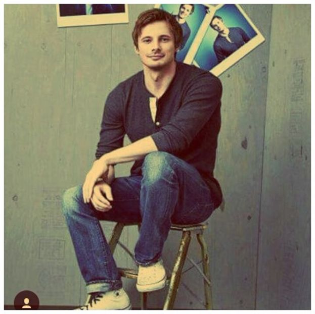 ╬┇ [o privesc cateva secunde bune si imi mut ochii pe geam privind in gol fara sa spun nimic] - S01xE01 Noi de aici nu plecăm - nu plecăm acasă