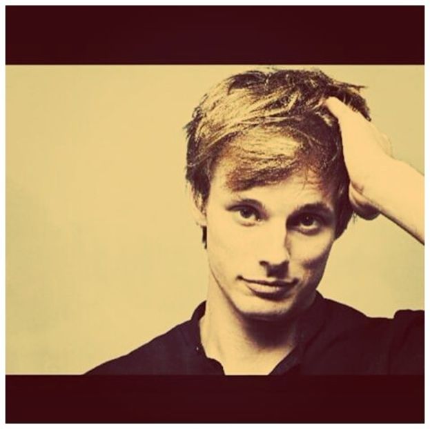 ╬┇ [o cuprind in brate si ma lipesc mai mult de ea, apoi imi las capul pe umarul ei si continui sa - S01xE01 Noi de aici nu plecăm - nu plecăm acasă