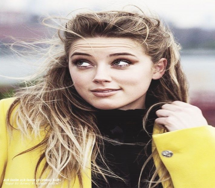 ─  # Mă încrunt atunci când mă îmbrățișează și-mi duc imediat o mână pe spatele lui, mângâindu-l - S01xE01 Noi de aici nu plecăm - nu plecăm acasă