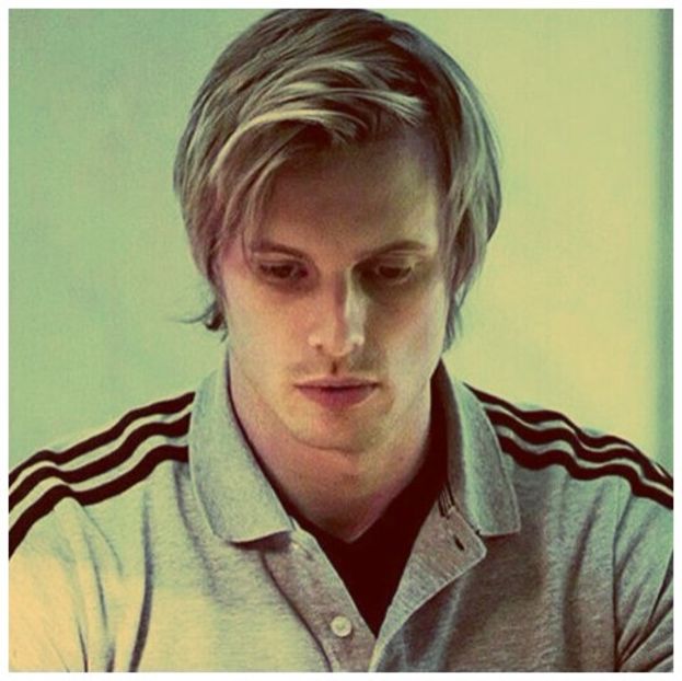 ╬┇ Esti sigura, pot sa ma dau daca te deranjeaza. [o pup scurt pe umar si o tin strans in brate] - S01xE01 Noi de aici nu plecăm - nu plecăm acasă