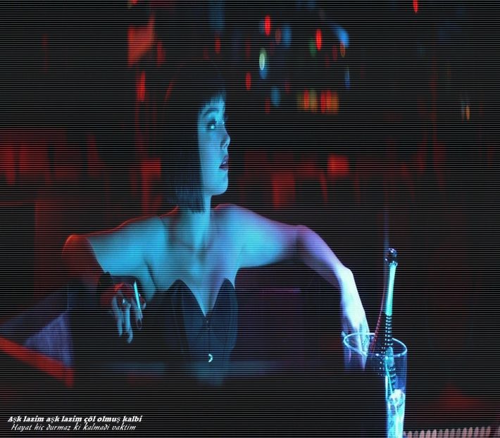 ─ # Zâmbesc larg atunci când începe să vorbească și slăbesc strânsoarea din jurul lui. E în regulă,  - S01xE01 Noi de aici nu plecăm - nu plecăm acasă