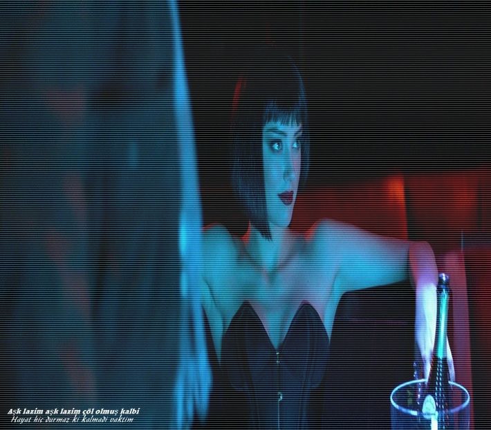 ─  N-ai să mă auzi, nu sunt absurdă. # Continui să-mi plimb mâna pe spatele lui. - S01xE01 Noi de aici nu plecăm - nu plecăm acasă