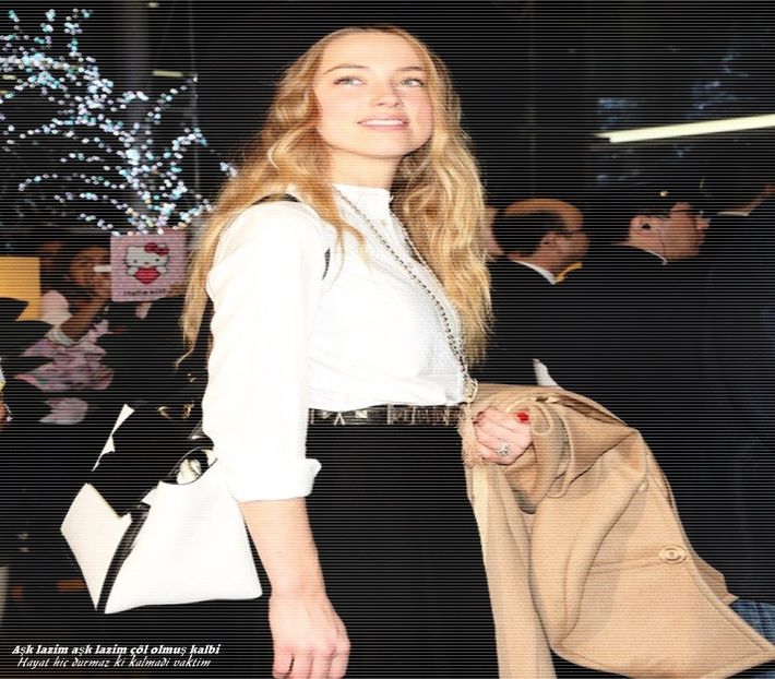 ─  Ups, bine bine, aici ai dreptate, n-am să mai spun nimic despre asta, șefu! # Râd scurt și-mi înt - S01xE01 Noi de aici nu plecăm - nu plecăm acasă