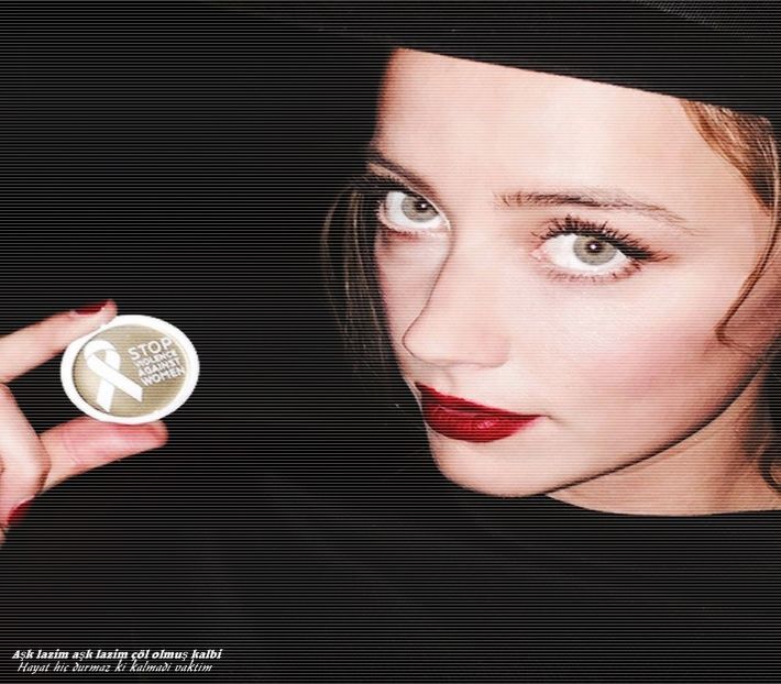 ─  Păi, n-am să-ți spun mare lucru, dar... # Stau puțin pe gânduri și mă retrag ușor din îmbrățișare - S01xE01 Noi de aici nu plecăm - nu plecăm acasă