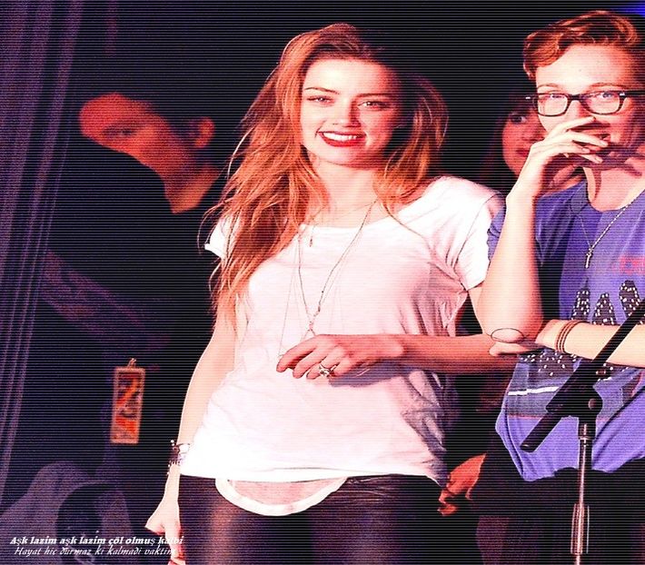 ─  # Îmi arcuiesc sprâncenele și-l privesc. La care parte ai fost serios, la aia cu patul? =)))) - S01xE01 Noi de aici nu plecăm - nu plecăm acasă